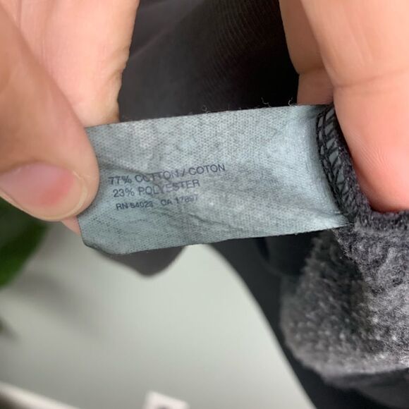 Gap Pullover V-Neck Sweater with Button Detail - Picture 4 of 5